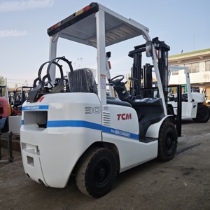 Chariot élévateur GPL d'occasion TCM 3 tonnes avec déplaceur latéral hydraulique et pneus pleins, d'origine japonaise - Product Image 4
