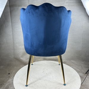 Nordischer Samt-Esszimmerstuhl für Küche und Restaurant, Teddy-Esszimmerstuhl, Moderner Luxus-Essstuhl in Weiß mit Bouclé-Bezug und Goldenen Beinen - Product Image 2