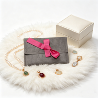 Pochette à bijoux en daim gris foncé avec logo argenté personnalisé 12*9cm, ruban et deux compartiments séparateurs