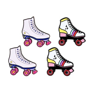 Badge de revers personnalisé en émail souple ou rigide pour patins à roulettes, vente en gros Onway - Product Image 1