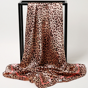 Mode imprimé léopard foulards à col carré 90cm concepteur impression personnalisée tête <span class=keywords><strong>cheveux</strong></span> cravates Satin écharpe pour les femmes élégant <span class=keywords><strong>luxe</strong></span> - Product Image 1