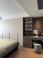 Combinaison de rangement suspendue contemporaine en bois pour chambre (Armoire + Coiffeuse + Vitrine) – Optimisation de l'espace pour la maison et la salle de sport