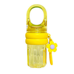 Botella de agua morada, bonita y moderna para niñas, con dije de margarita, compacta, portátil, de plástico, para beber directamente, para estudiantes. - Product Image 5