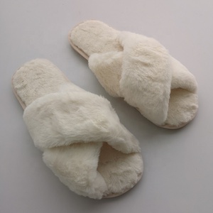 Pantofole da donna all'ingrosso 2019: Ciabatte interne con cinturini incrociati, Ciabatte esterne in peluche a due cinturini - Product Image 3