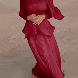 Bộ trang phục nữ ODM Miyake <span class=keywords><strong>2025</strong></span> <span class=keywords><strong>Plus</strong></span> <span class=keywords><strong>Size</strong></span> cao cấp, thiết kế kín đáo, gồm áo xếp ly thủ công và chân váy dài hai mảnh. - Product Image 5