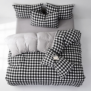 ชุดเครื่องนอนไมโครไฟเบอร์แบบญี่ปุ่น 4 ชิ้น ลายสก็อตและลายทางสไตล์มินิมอล ชุดผ้าปูที่นอนนุ่ม ระบายอากาศได้ดี 3 ชิ้น สำหรับใช้ในบ้าน - Product Image 1