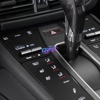 Le 14-21 pour Porsche Macan a été mis à jour avec un nouveau panneau LCD de commande central tactile intégré au tableau de bord.