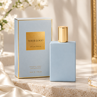 Flacon de parfum en verre bleu clair de 50 ml, conteneur rectangulaire plat, bouchon cylindrique doré brillant, emballage en vrac OEM ODM