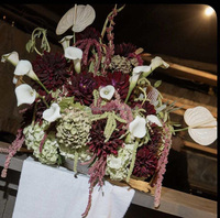 Centre de table pour mariage, fête ou événement, rose bordeaux, feuille d'eucalyptus verte, fleur artificielle en soie verte et blanche, boule de fleurs