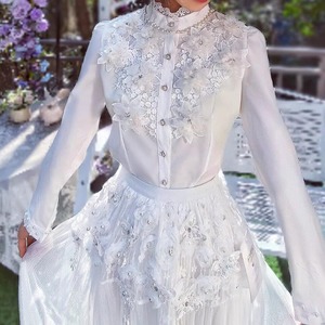 Nuova Collezione Autunno 2026: Camicetta Bianca in Pizzo per Donna con Applicazioni Floreali 3D in Perle, Colletto Alto e Polsini Decorati, Manica Lunga Stile Fatato - Product Image 6