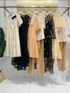 Vestido de mujer usado con volantes y encaje, nueva colección primavera-verano 2026, alta calidad, stock al por mayor, etiqueta cortada. - Product Image 1
