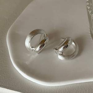 ต่างหูเงินแท้ S925 สำหรับผู้หญิง ดีไซน์สองชั้นแบบด้าน ขัดเงา โค้งมน แฟชั่นหรูหรา - Product Image 1