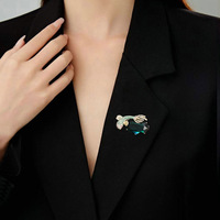 Broche Poisson Rouge XILIANGFEIZI avec Zircon Bleu, Épingle de Costume Haut de Gamme Personnalisée pour Hommes et Femmes, Accessoire Cadeau pour Mariage et Fête