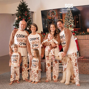 Venta al por mayor de fábrica: Nuevo conjunto de pijamas navideños elegantes a juego para la familia, con estampado de letras y dibujos animados, ropa de hogar para padres e hijos, 100% bambú. - Product Image 3