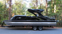 Nouveau bateau ponton sportif au design moderne en fibre de verre noir et rouge avec moteur hors-bord de 90 CV pour la pêche et les loisirs en famille