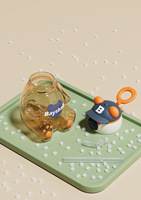 Botella de agua de pajita de plástico para niños de dibujos animados con correa para el hombro y diseño de tapa emergente, botella de agua para niños para salir