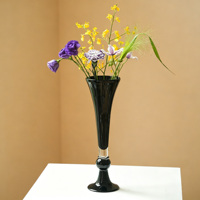 Vase sur pied en verre teinté noir vintage, support de lampe rétro, décoration simple haut de gamme pour l'affichage floral sur table de salon