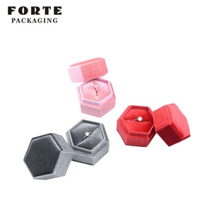 Boîte à bagues hexagonale en velours rose personnalisée FORTE avec logo, présentoir à bijoux en daim de luxe - Product Image 2