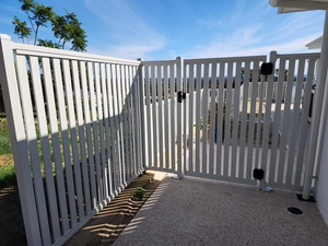 Panneaux de clôture à lattes <span class=keywords><strong>verticales</strong></span> en aluminium <span class=keywords><strong>pour</strong></span> bricolage modernes Portes en treillis en alliage métallique noir Rampe thermique en bois Bordure de cour <span class=keywords><strong>pour</strong></span> usage résidentiel - Product Image 6