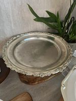 Plateau vintage orné en acier inoxydable durable avec plateau de service rond décoratif pour la restauration, le buffet et la salle à manger à domicile