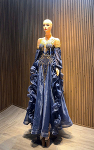 Robe de bal de luxe pour femme, épaules dénudées, manches longues bouffantes, en organza, avec strass haut de gamme - Product Image 3