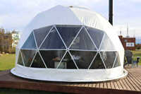 Dôme géodésique de glamping moderne de luxe personnalisé avec tissu en PVC, conception imperméable à double couche pour toutes les saisons, pour le camping
