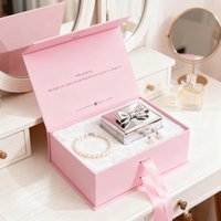 Boîte cadeau personnalisée en carton rigide de luxe moderne réutilisable avec fermeture magnétique, doublure en éponge et finition mate