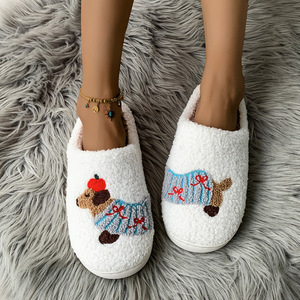 Un par de hombres y mujeres usan bonitas pantuflas antideslizantes y cálidas de animales de dibujos animados en casa - Product Image 3
