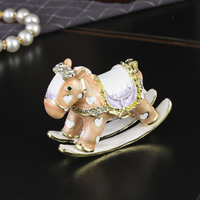 Boîte à bijoux en métal traditionnelle de qualité supérieure en forme de cheval à bascule avec émail peint à la main pour mariage et anniversaire