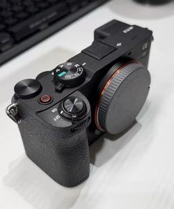 Appareil photo hybride plein format Sony ILCE-7C Mark II (A7C II) d'occasion, boîtier seul, 33MP, vidéo 4K60p, prêt à être expédié - Product Image 4