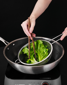 Aplicación de cocina <span class=keywords><strong>Colador</strong></span> punzonado de <span class=keywords><strong>acero</strong></span> <span class=keywords><strong>inoxidable</strong></span> <span class=keywords><strong>con</strong></span> mango para cocinar Retirar de la sartén - Product Image 4