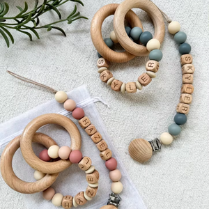 Juego personalizado de clip y sonajero para chupete | Regalo personalizado para Baby Shower - Product Image 1