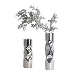 Ensemble de trois vases à fleurs cylindriques en aluminium faits à la main par Amson Brass, design floral moderne, écologiques, pour décoration de table de mariage, personnalisables - Product Image 1