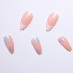 <span class=keywords><strong>Uñas</strong></span> Postizas Medianas de PMMA con Certificación CE, Color <span class=keywords><strong>Rosa</strong></span> Bebé Brillante, Punta Francesa Blanca, Diseño Floral de Margaritas Pintadas a Mano en 3D, Primavera - Product Image 4