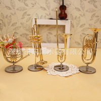 Ensemble de mini-instruments de musique en cuivre plaqué or 24 carats, modèle de fabricant, avec boîte carrée noire, contenant des basson, flûte et saxophone