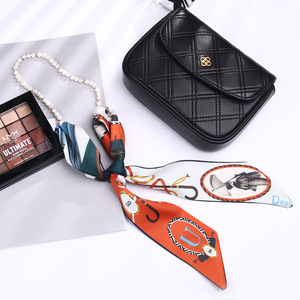 Pañuelo de seda estampado para mujer con collar de perlas, accesorio de moda para un estilo elegante - Product Image 4
