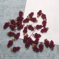Pendentif en pierre de grenat naturelle en forme de petite grappe avec fermoir plaqué or 14 carats pour femmes