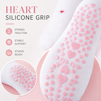 Chaussettes de Pilates antidérapantes personnalisées avec grip en silicone en forme de cœur, chaussettes de yoga à orteils séparés, marque privée OEM ODM