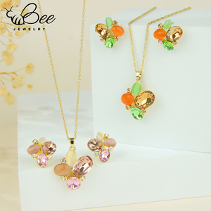 Juego de Joyería de Lujo con Collar y Aretes Geométricos de Cristal Chapado en Oro de 14K para Mujer, Diseño Original y Especial para Bodas y Fiestas - Product Image 3