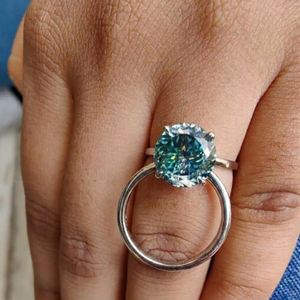 Anillo de compromiso solitario de moissanita azul vivo de 2.00 CT con corte portugués, engaste de garra, claridad VVS, plata de ley 925 con rodio - Product Image 1
