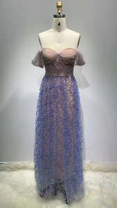 Robe de <span class=keywords><strong>soir</strong></span>ée et de bal coupe trapèze, design personnalisé, violet lavande, brodée, à épaules dénudées, avec corset froncé en maille nude - Product Image 2