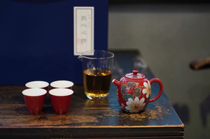 Service à thé en porcelaine rouge vermillon, peint à la main, motif floral chinois traditionnel, collection Abondance de fleurs - Product Image 2