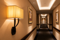 Applique murale LED moderne en tissu avec abat-jour plissé – Luminaire mural à intensité variable avec bras métallique en Y unique pour couloir d'hôtel, chambre et salon