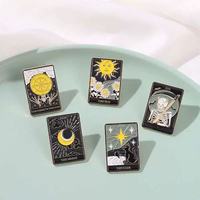 Großhandel Metall-Cartoon-Pins: Niedliche Tarot-Serie Broschen, personalisierte Mode-Sonnen-Mond-Stern-Taschen-Pins, Souvenir-Accessoires und Abzeichen