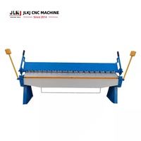 Machine à plier manuelle à lames segmentées Largeur de traitement maximale : 2540 mm Épaisseur jusqu'à 2,5 mm Convient pour le pliage de boîtes