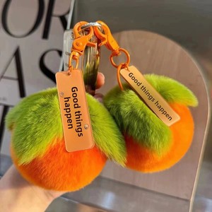 Portachiavi in Peluche a Forma di Cachi con Scritta 'Good Things Happen', Ciondolo Simbolico - Product Image 1