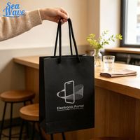 Sac fourre-tout en papier lilas imprimé avec logo personnalisé et poignées en tissu pour l'emballage de marchandises de boutique de vêtements
