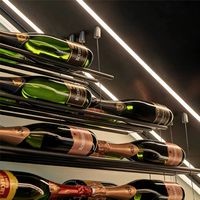 Cave à vin sous les escaliers personnalisable en métal royal, étagères flottantes en acier inoxydable, solution de stockage de vin de luxe, mobilier de maison