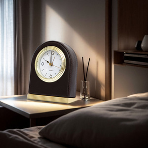 Réveil analogique d'hôtel avec lumière nouvel hôtel <span class=keywords><strong>haut</strong></span> <span class=keywords><strong>de</strong></span> <span class=keywords><strong>gamme</strong></span> horloge <span class=keywords><strong>de</strong></span> table en cuir PU décoration <span class=keywords><strong>de</strong></span> salon - Product Image 2