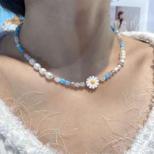 สร้อยคอมุกน้ำจืดระดับไฮเอนด์ จื่อเจิน ดีไซน์ดอกเดซี่สีโดปามีน ดีไซน์เฉพาะตัว ไม่ซ้ำใคร - Product Image 4